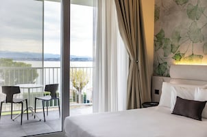 Minibar, caja de seguridad en la habitación, escritorio y cunas