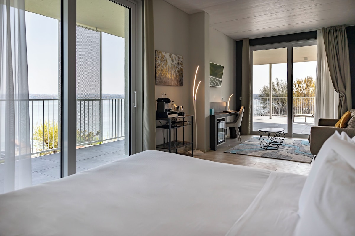Suite monolocale, 1 camera da letto | Minibar, una cassaforte in camera, una scrivania