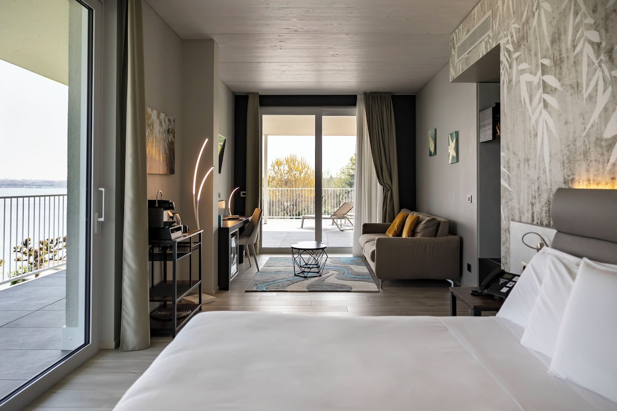 studio suite, 1 bedroom | 1 bedroom, minibar, in-room safe, desk