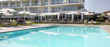 حمّام سباحة خارجي، مظلات على حمّام السباحة، مقاعد للتشمس