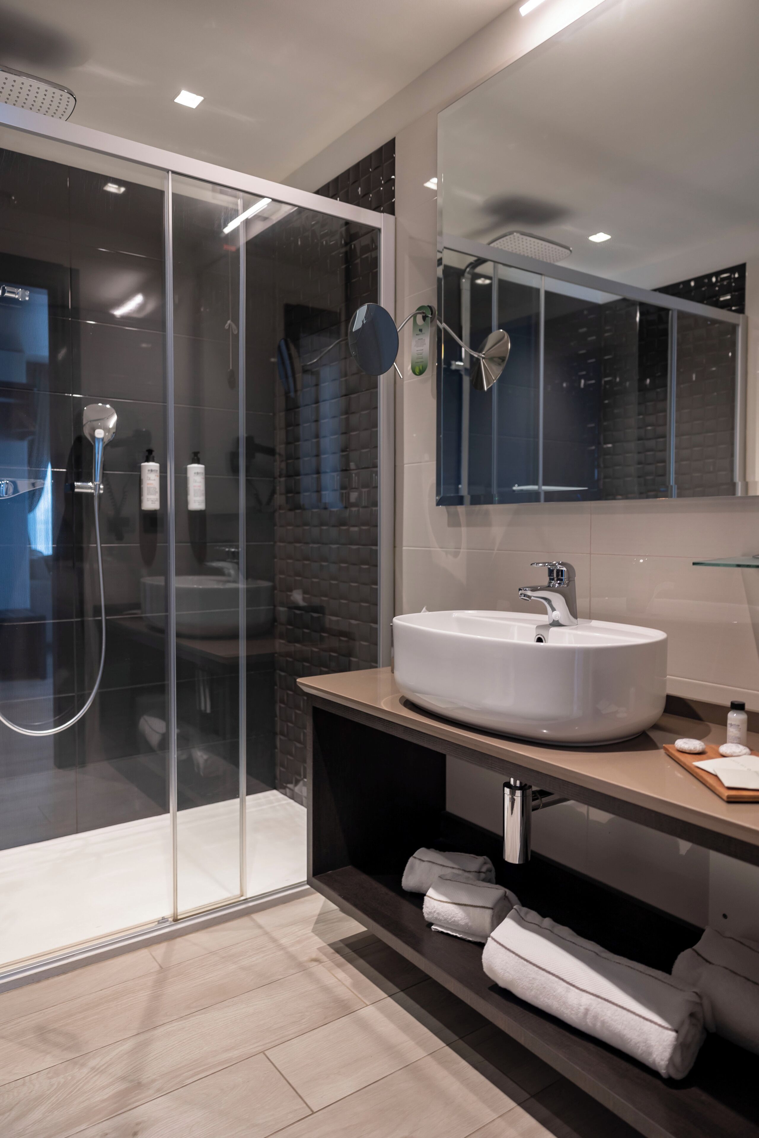 studio suite, 1 bedroom | bathroom | shower, rainfall showerhead, free toiletries, hair dryer