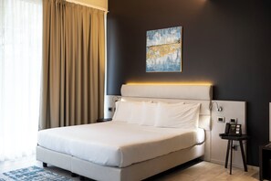 Garden Deluxe Room | Minibar, pengeskab på værelset, skrivebord