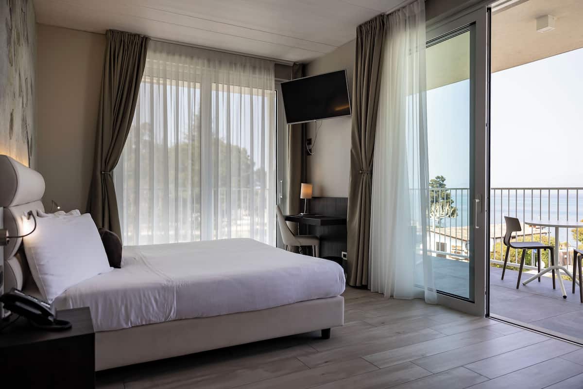 Suite monolocale Junior, vista lago | Minibar, una cassaforte in camera, una scrivania