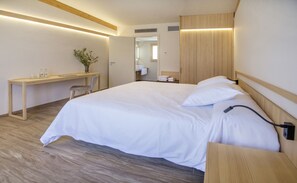 Quarto casal, terraço, vista para a montanha | Cofres nos quartos, escrivaninha, cortinas blackout