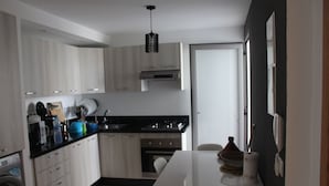 Appartement Deluxe | Cuisine privée | Réfrigérateur, micro-ondes, four, plaque de cuisson