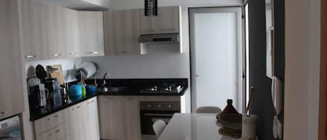 Deluxe Apartment | Private kitchen | Fridge, microwave, oven, stovetop