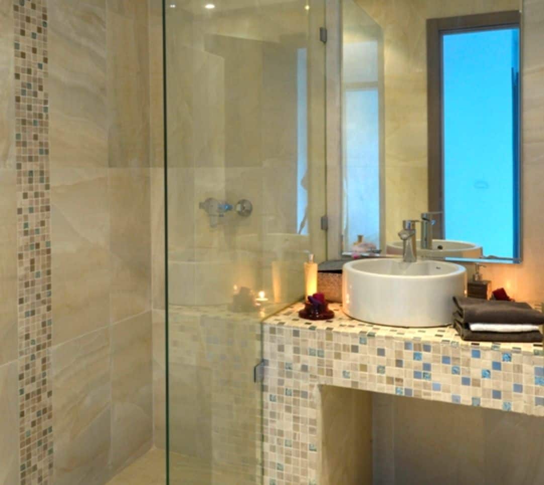 Deluxe Apartment | Bathroom | Shower, towels
