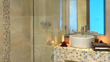 Deluxe Apartment | Bathroom | Shower, towels