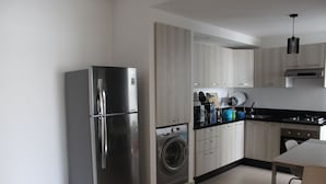 Appartement Deluxe | Cuisine privée | Réfrigérateur, micro-ondes, four, plaque de cuisson