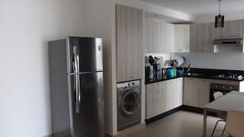 Deluxe Apartment | Private kitchen | Fridge, microwave, oven, stovetop
