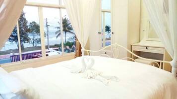 Blackout curtains, free WiFi