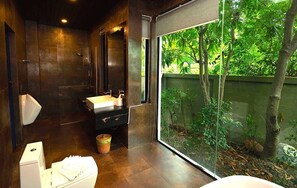 5 Bed Room Private Pool Villa Thai style | Baño | Bañera profunda y artículos de higiene personal gratuitos
