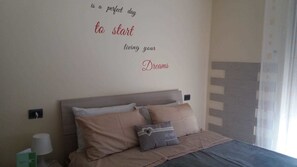 Tweepersoonskamer | Een bureau, gratis wifi, beddengoed, rolstoeltoegankelijk