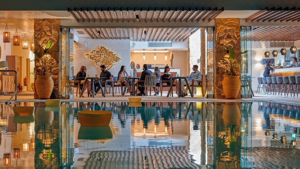 A modern indoor pool area with a bar and seating area. - Holiday Inn Cairo Maadi (Cairo)