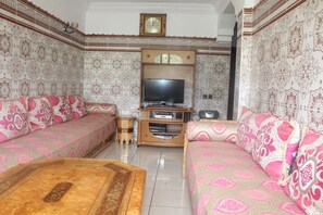 Comfort Apartment (2) | Living area | Smart TV - Résidence De l'Atlantique (Mohammedia)