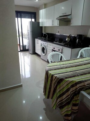 Apartamento Confort, no fumadores | Cocina privada | Frigorífico, microondas, horno y placa de cocina