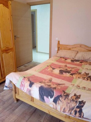 2 habitaciones, tabla de planchar con plancha y ropa de cama 