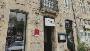 A stone building with a sign reading "LE D'AVOIR HOTEL". - Hôtel Le d'Avaugour (Dinan)