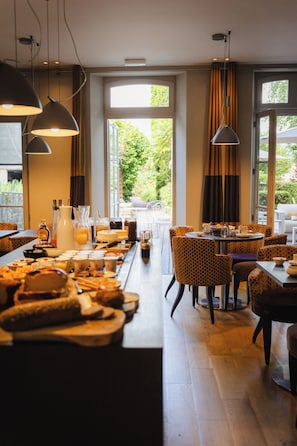 Tägliches Frühstücksbuffet gegen Gebühr