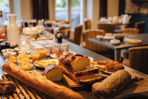 Se ofrece un desayuno bufé todos los días (por un coste adicional)