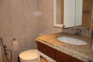 Apartment, 2 Double Beds | Bathroom | Free toiletries, hair dryer, towels