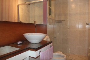 Apartment, 2 Double Beds | Bathroom | Free toiletries, hair dryer, towels - Alto Padrão no Centro de Canela (Canela)