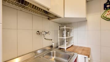 Geladeira grande, fogão, cooktop, máquina de café expresso