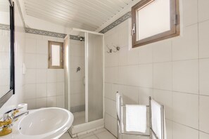 Dusch, regndusch, gratis toalettartiklar och hårtork