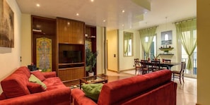 Apartamento, 2 quartos | Área de estar | TV de tela plana