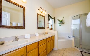 Bathroom - Glenbrook - 1829 Morning By Fairytale VR (Clermont)