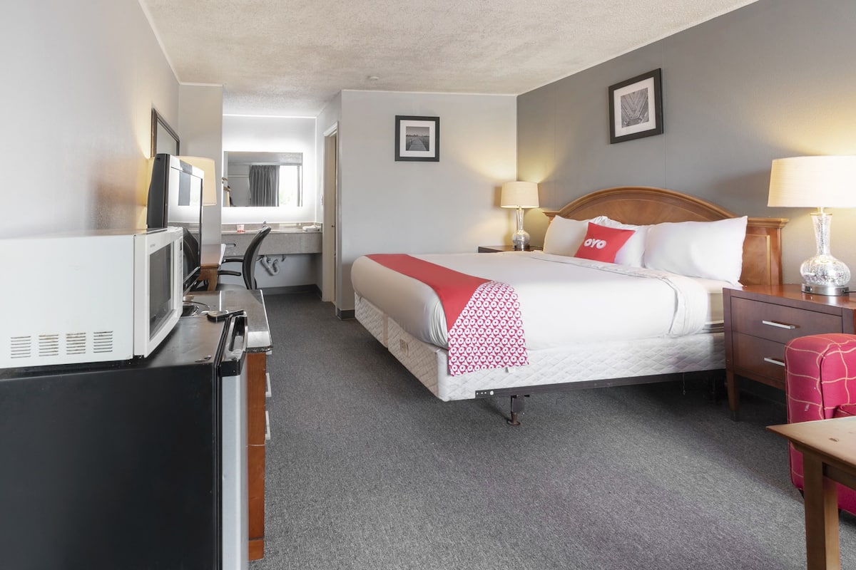 Room, 1 King Bed | 1 bedroom, iron/ironing board, free WiFi