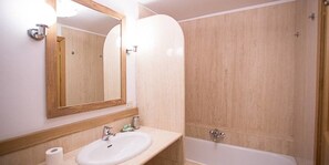 Apartment, 3 Schlafzimmer | Badezimmer | Duschwanne, Komfortbadewanne, Regendusche, kostenlose Toilettenartikel