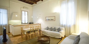 Apartamento, 3 habitaciones | Zona de estar | Una televisión