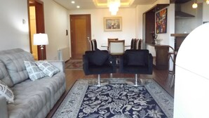 Deluxe Apartment, Multiple Beds, Accessible | Living room - Alto Padrão no Centro de Gramado (Gramado)