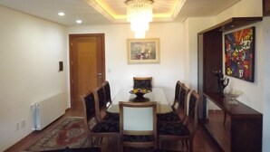 Deluxe Apartment, Multiple Beds, Accessible | In-room dining - Alto Padrão no Centro de Gramado (Gramado)