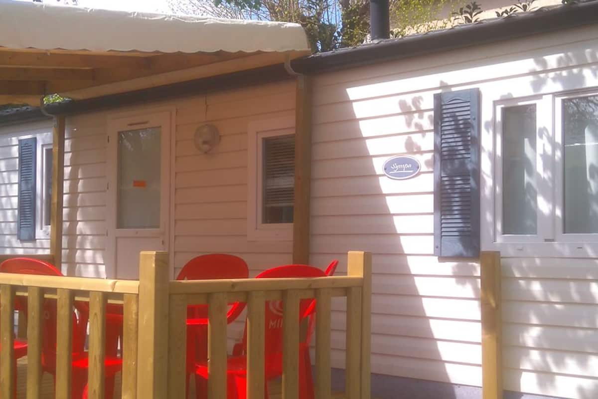 Blackout curtains, soundproofing, cots/infant beds, free WiFi