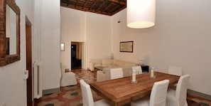 Apartment, 3 Schlafzimmer | Essbereich im Zimmer