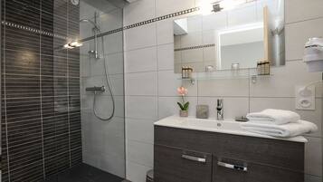 Comfort Room | Bathroom | Free toiletries, hair dryer, towels