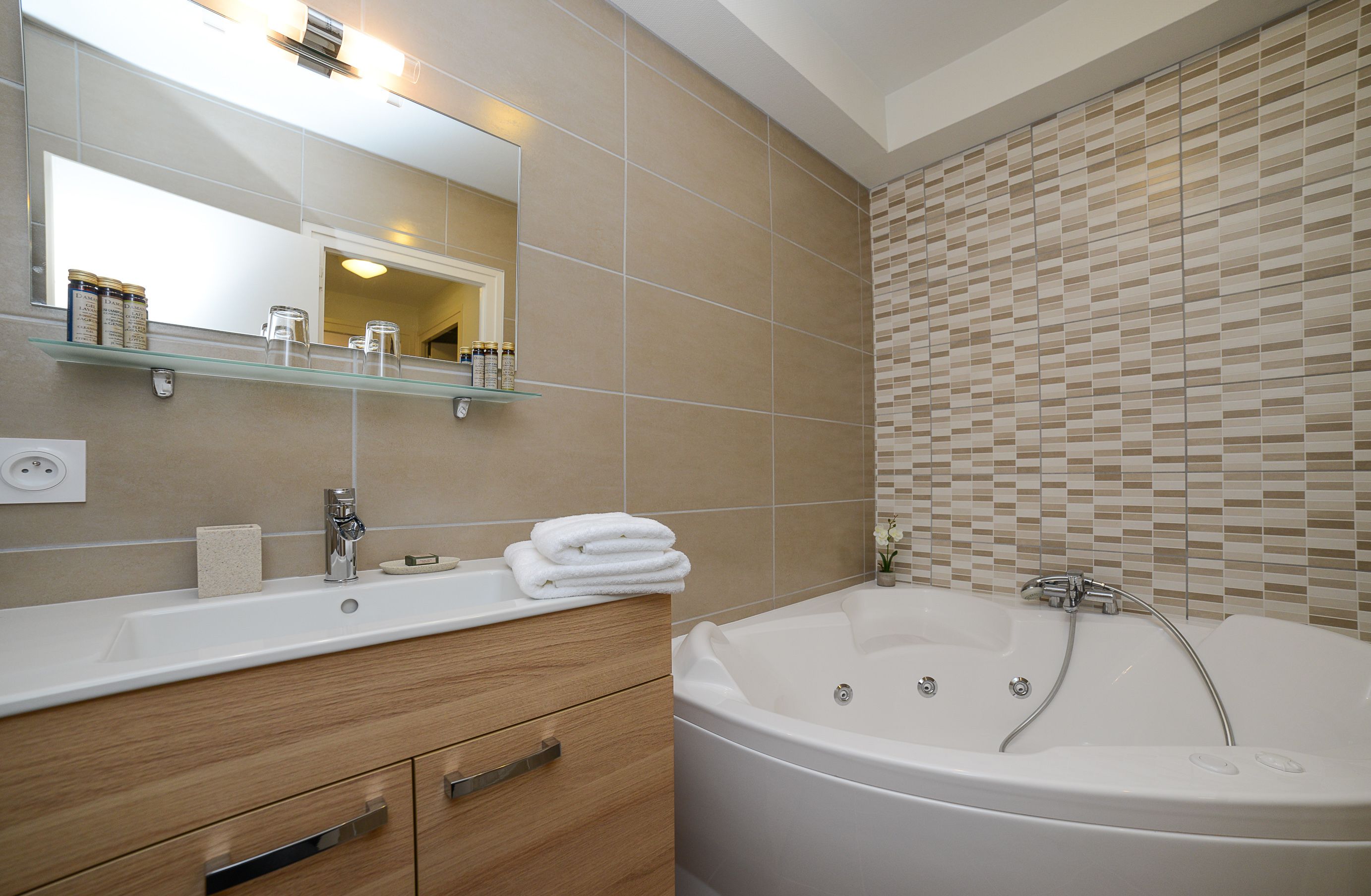 room (détente) | bathroom | free toiletries, hair dryer, towels