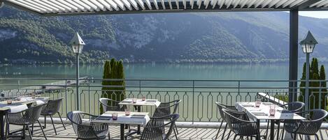 Déjeuner et dîner servis sur place, restauration en plein air