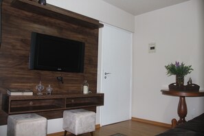 Apartamento urbano, várias camas, para não fumantes | Sala de estar | TV LED