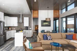 Biệt thự có tầm nhìn toàn cảnh, 2 phòng ngủ, bếp, quang cảnh biển (Royal Palm) | Khu phòng khách | TV LCD 55-inch có truyền hình vệ tinh, TV, Netflix 