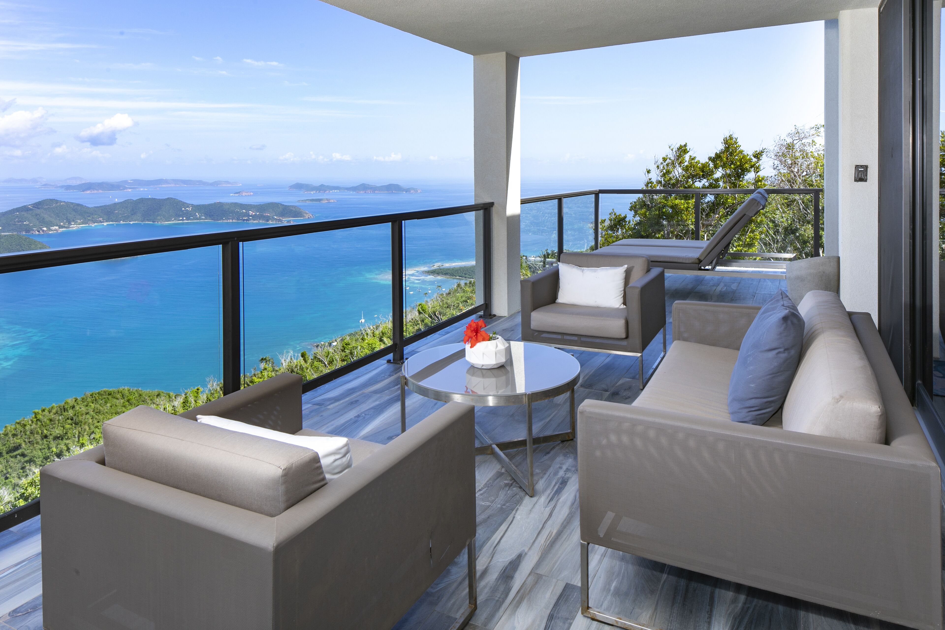 พาโรนามิกวิลล่า, 2 ห้องนอน, ห้องครัว, วิวทะเล (Royal Palm) | ระเบียง