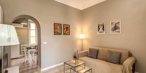 Apartamento, 2 habitaciones | Zona de estar | Una Smart TV