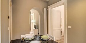 Apartment, 2 Schlafzimmer | Essbereich im Zimmer