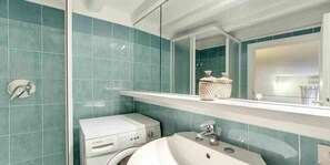 Maisonette | Badezimmer | Dusche, Regendusche, kostenlose Toilettenartikel, Bidet