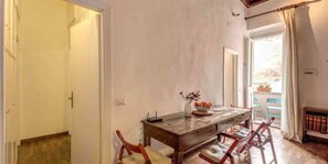 Apartment, 2 Schlafzimmer | Essbereich im Zimmer