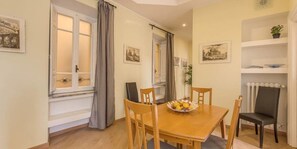 Apartment, 4 Schlafzimmer | Essbereich im Zimmer