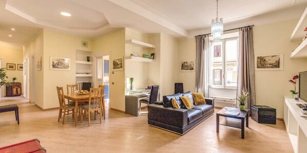 Apartment, 4 Schlafzimmer | Wohnzimmer | Flachbildfernseher