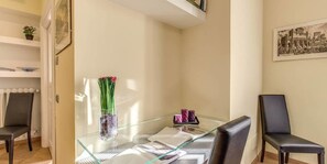 Apartment, 4 Schlafzimmer | Essbereich im Zimmer